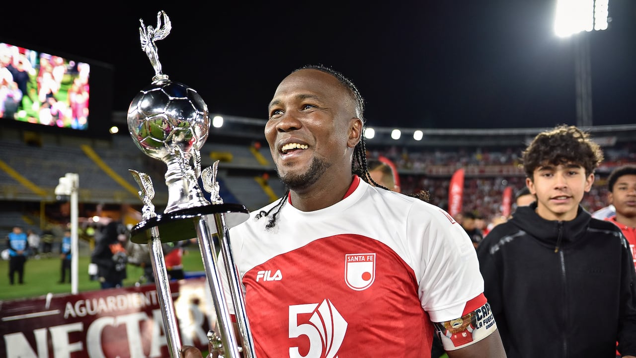 Hugo Rodallega con el trofeo de campeón de la Superliga Colombiana 2025.