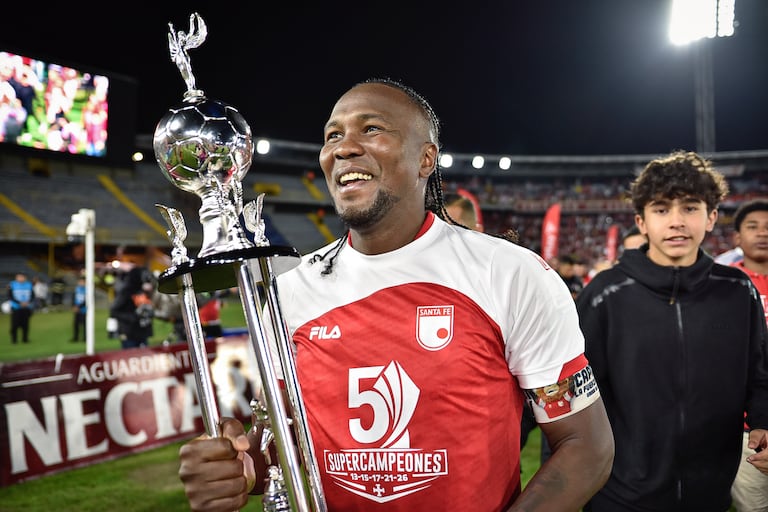 Hugo Rodallega con el trofeo de campeón de la Superliga Colombiana 2025.