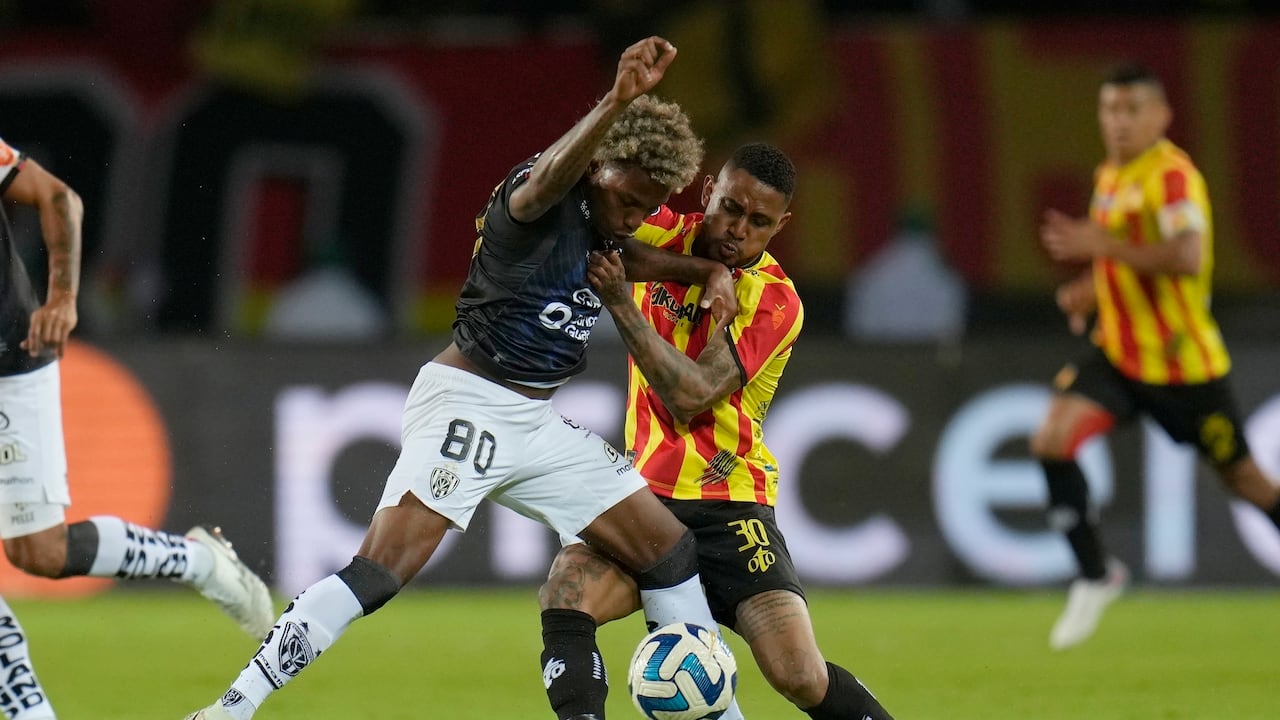 Julio Ortiz del Independiente del Valle de Ecuador, a la izquierda, lucha por el balón con Arley Rodríguez del Deportivo Pereira de Colombia durante un partido de ida de los octavos de final de la Copa Libertadores en el estadio Hernán Ramírez Villegas en Pereira, Colombia, el miércoles 2 de agosto de 2023. (Foto AP/Fernando Vergara)