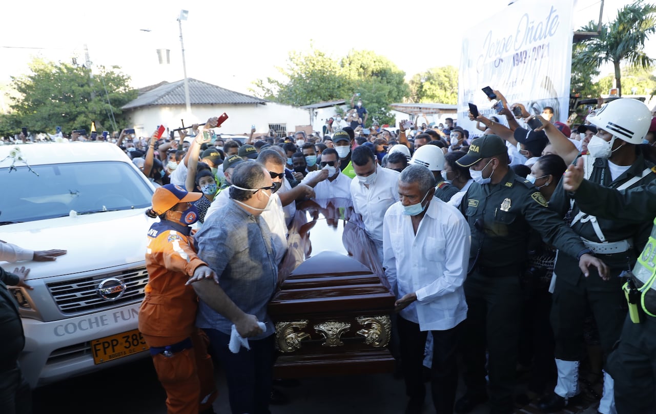 Carroza funebre, ataud de Jorge Oñate llegando al Cementerio en la Paz Cesar