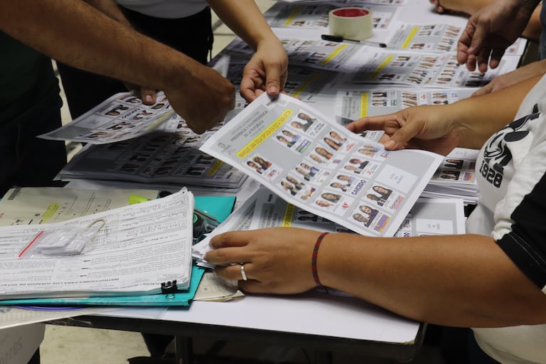 Elecciones 2026 preconteo de votos en el coliseo del pueblo