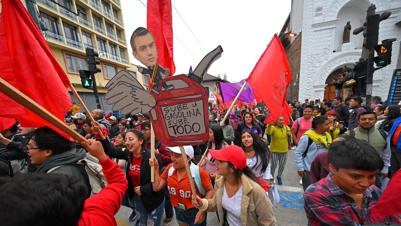 Personas asisten a una manifestación convocada por sindicatos y movimientos sociales para protestar por el aumento de los precios del combustible en Ecuador.