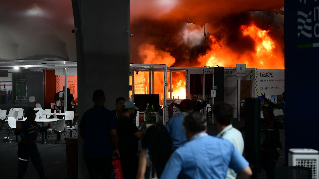 Un incendió obligó a evacuar la sede de la COP30 en Brasil. (Photo by Jacqueline LISBOA / AFP)