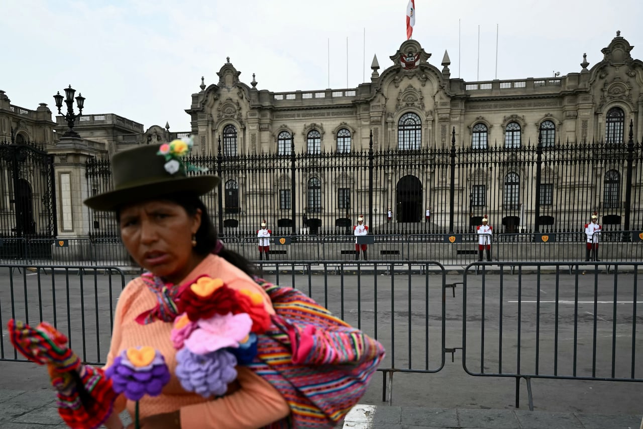 Con ocho presidentes en menos de diez años, Perú se ha convertido en la epítome del colapso del sistema democrático y electoral en el continente. Más de 35 candidatos son muestra de la fragmentación del espectro político, así como de la deslegitimidad de partidos tradicionales.
