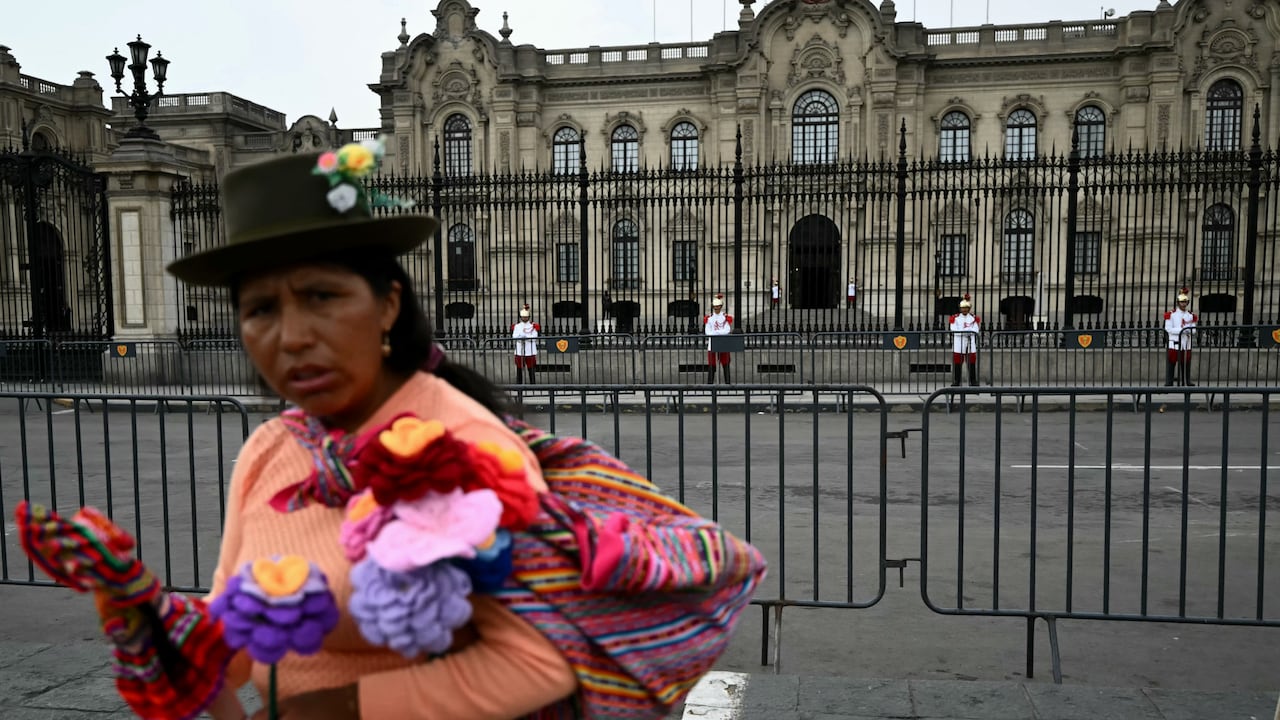 Con ocho presidentes en menos de diez años, Perú se ha convertido en la epítome del colapso del sistema democrático y electoral en el continente. Más de 35 candidatos son muestra de la fragmentación del espectro político, así como de la deslegitimidad de partidos tradicionales.