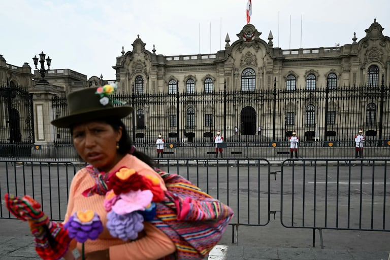 Con ocho presidentes en menos de diez años, Perú se ha convertido en la epítome del colapso del sistema democrático y electoral en el continente. Más de 35 candidatos son muestra de la fragmentación del espectro político, así como de la deslegitimidad de partidos tradicionales.