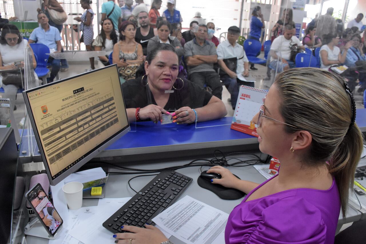 En el centro de atención al contribuyente, cientos de caleños se acogen al beneficio otorgado por la secretaría de hacienda municipal del 15% en el pago del impuesto predial unificado, cabe recordar que este beneficio va hasta el 30 de Abril del presente Año.