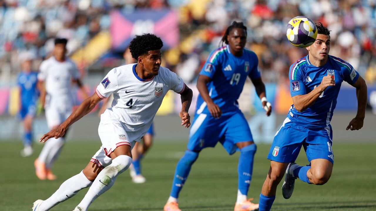 El defensa estadounidense #04 Joshua Wynder y el mediocampista italiano #10 Marco Romano disputan el balón durante el partido de octavos de final de la Copa Mundial Sub-20 de la FIFA 2025 entre Estados Unidos e Italia en el Estadio El Teniente en Rancagua, Chile, el 9 de octubre de 2025. (Foto de Raúl BRAVO / AFP)