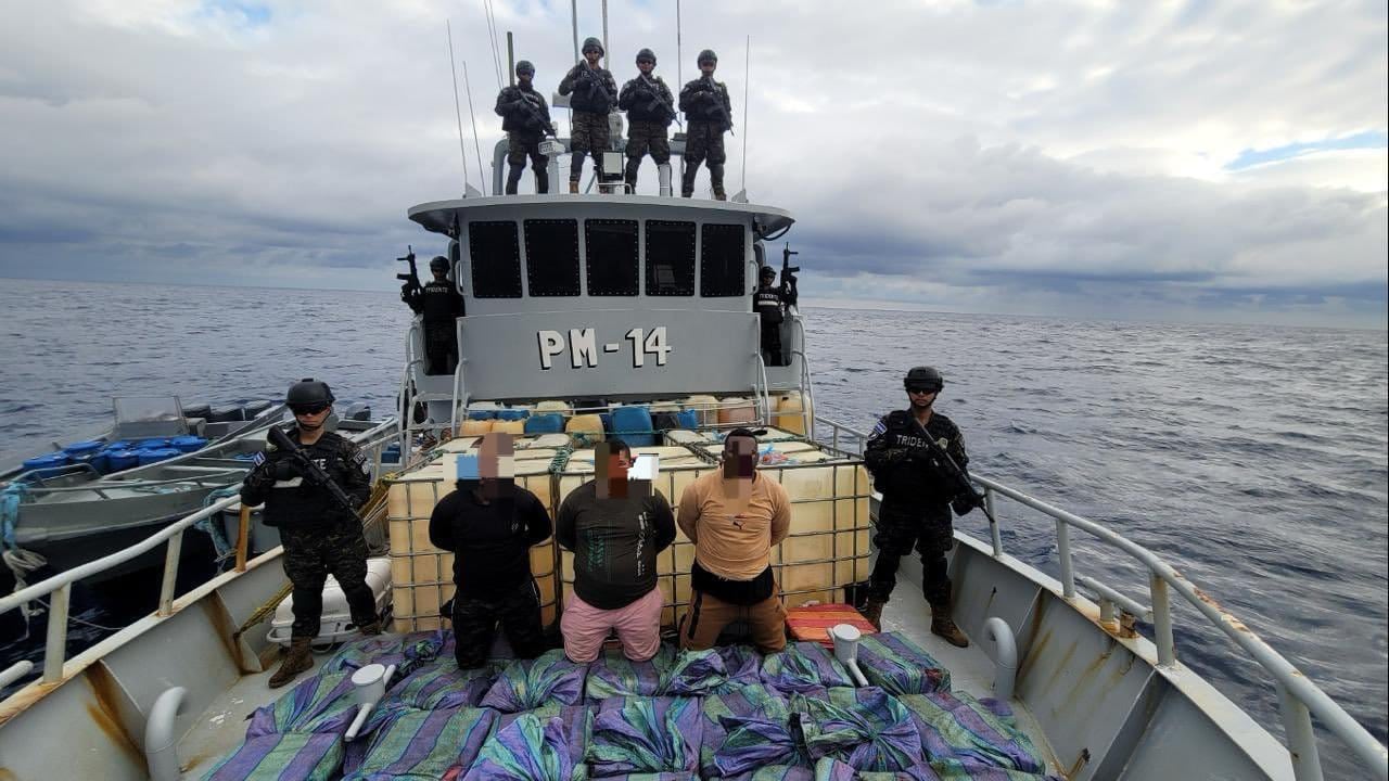 Los delincuentes fueron capturados por la Marina de El Salvador.