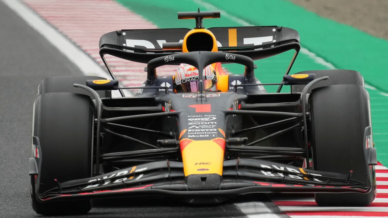 El piloto holandés de Red Bull Max Verstappen conduce su auto durante la primera práctica antes del Gran Premio de Fórmula Uno de Japón en el circuito de Suzuka, Suzuka, Japón central, el viernes 22 de septiembre de 2023. (Foto AP/Toru Hanai)