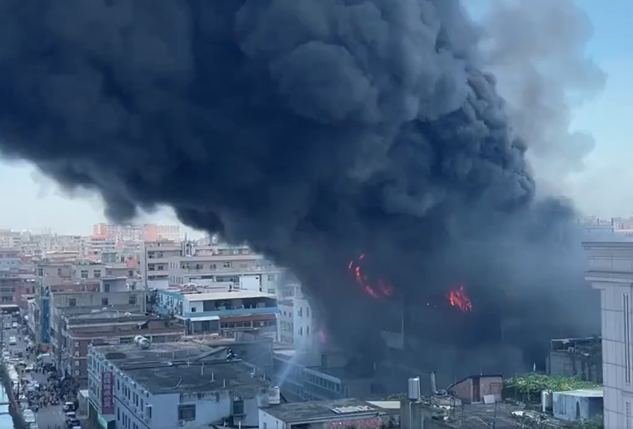 Incendio en una planta de la empresa Fujian Huiteng Shoes, en la ciudad de Jinjiang, China.