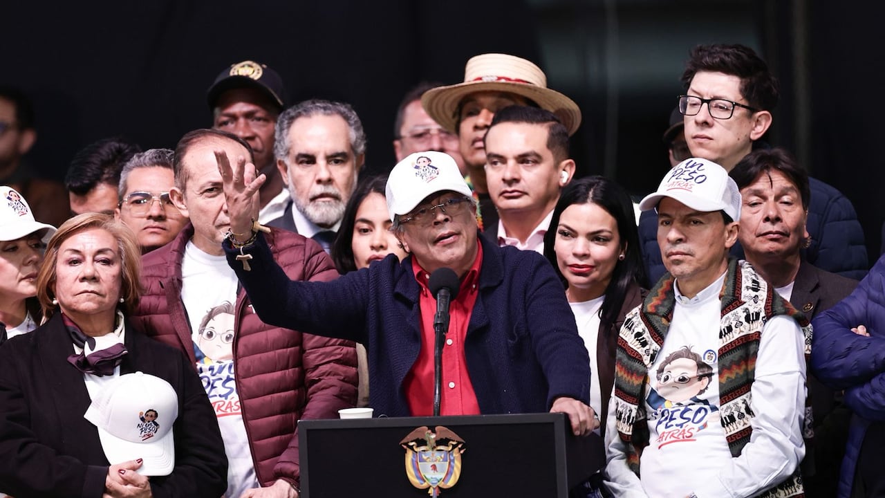 Marcha por la defensa del salario mínimo vital, presidente Gustavo Petro en la Plaza de Bolívar.