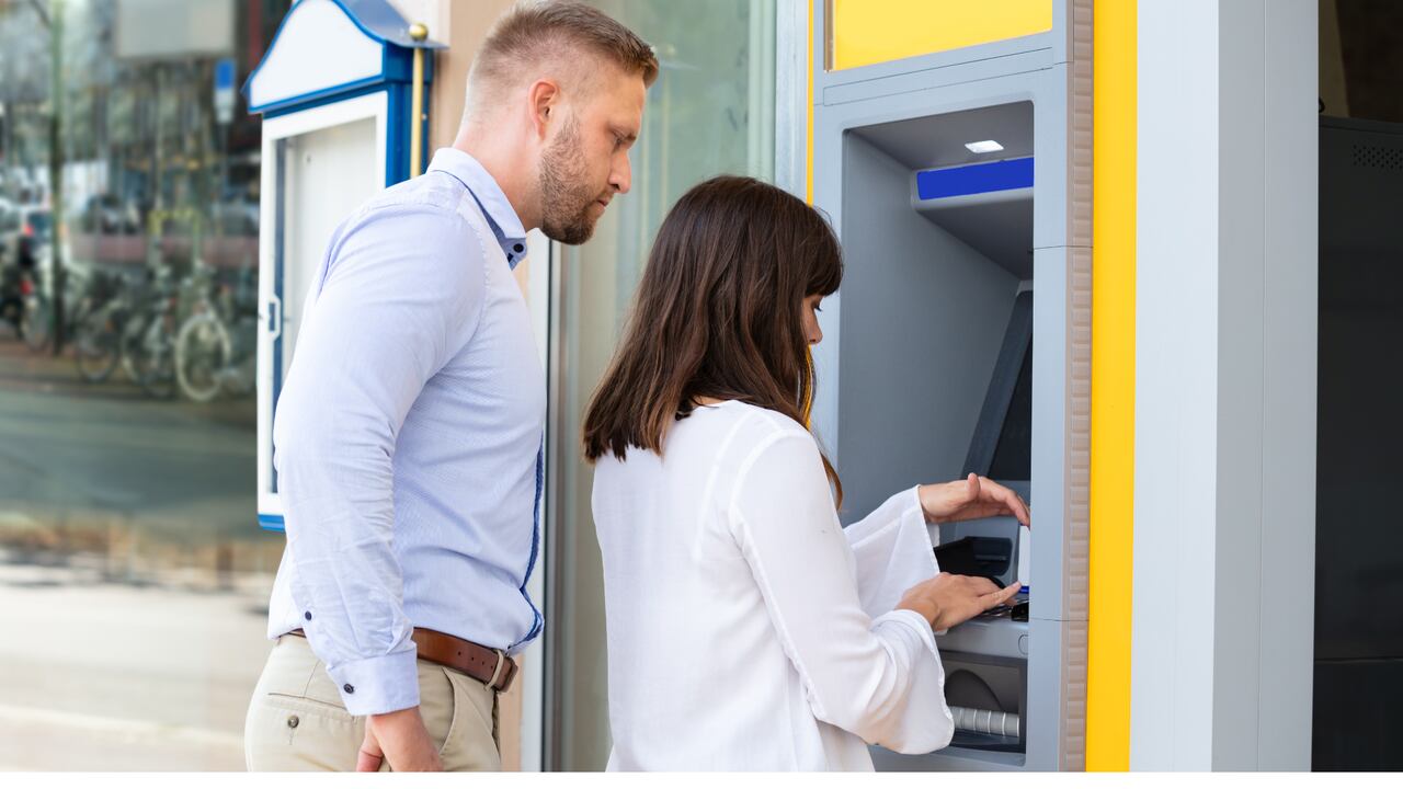 Los ciberdelincuentes aprovechan los retiros en cajeros para estafar.
