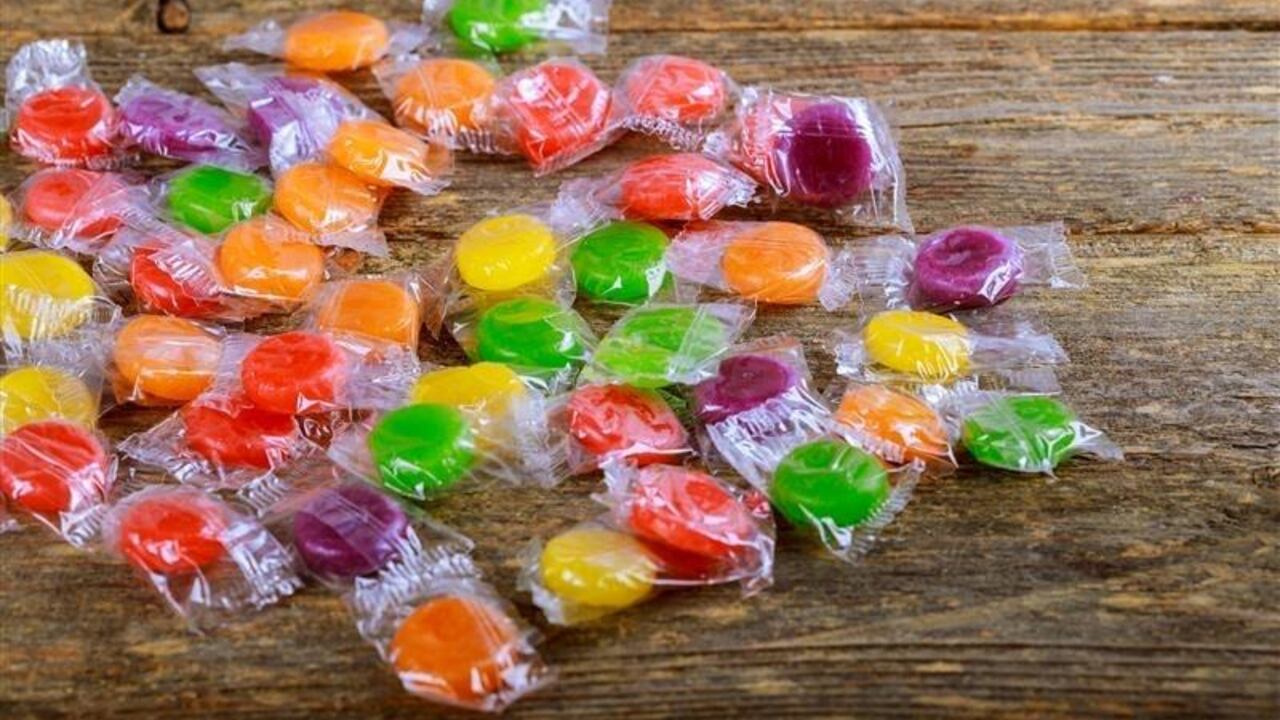 El Invima hace un llamado a los padres, acudientes y adultos para
que supervisen cuidadosamente los productos que consumen los
niños y niñas durante esta celebración.