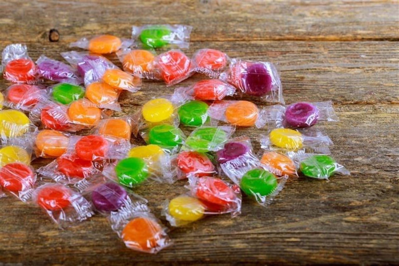 El Invima hace un llamado a los padres, acudientes y adultos para
que supervisen cuidadosamente los productos que consumen los
niños y niñas durante esta celebración.