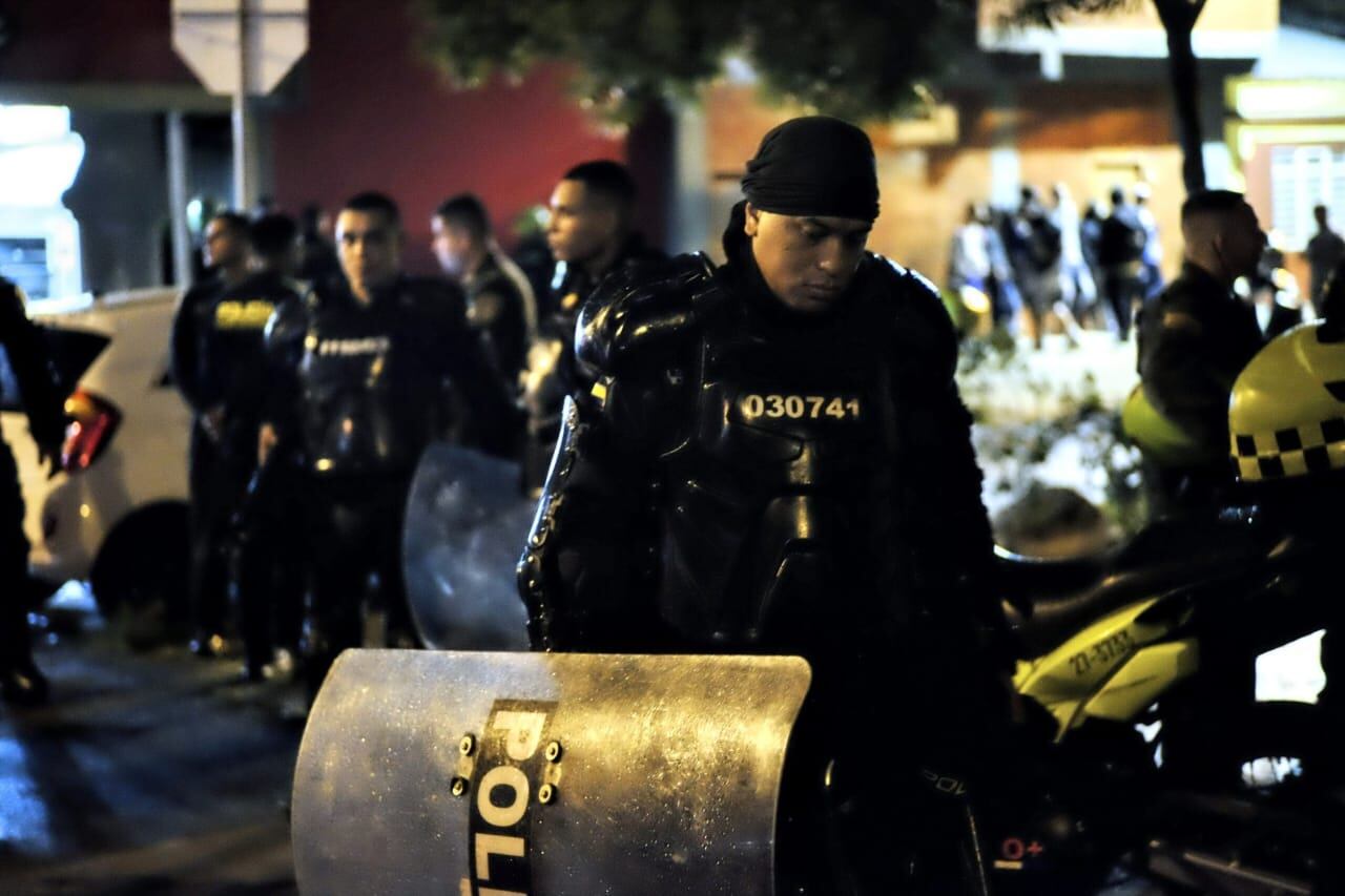 Autoridades controlan caravana de hinchas en Cali.