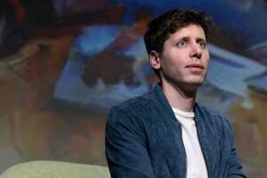 Sam Altman durante su paso por París habla sobre los retos y desafíos de ChatGPT y su disposición para regularlo. Foto: JOEL SAGET / AFP