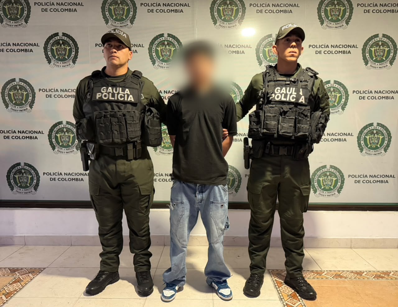 Según la investigación, el hombre habría utilizado un perfil falso para obtener material íntimo de la víctima y posteriormente amenazarla con divulgarlo si no entregaba dinero.