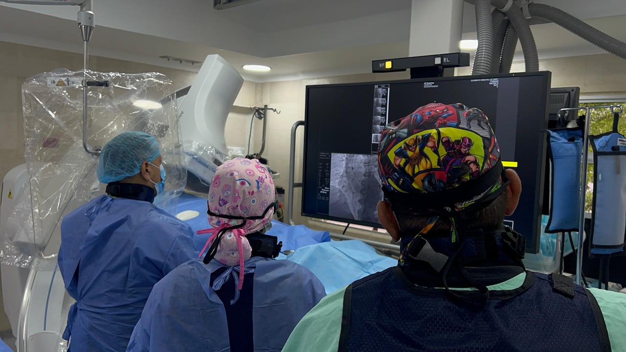 Sala especializada donde opera el angiógrafo en la clínica.