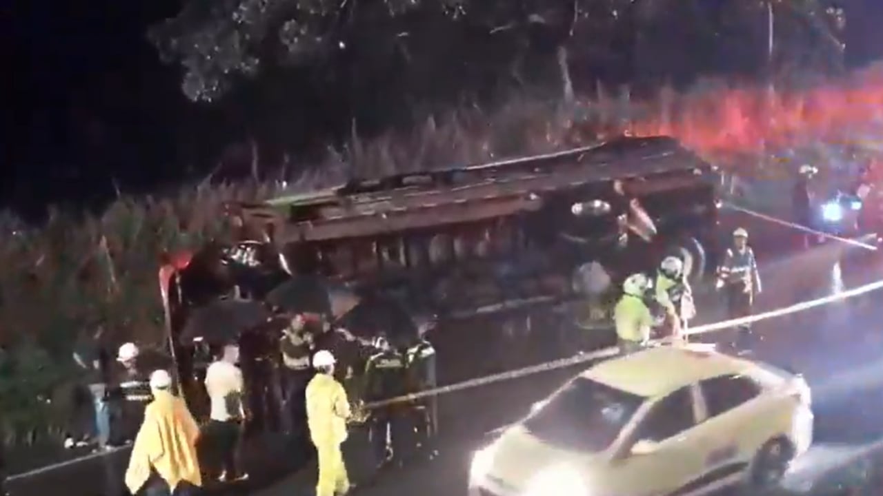 Dos personas fallecieron y otras dos resultaron lesionadas luego de que un vehículo tipo chiva se volcara en inmediaciones de Girardota, Antioquia, Foto tomada de video.