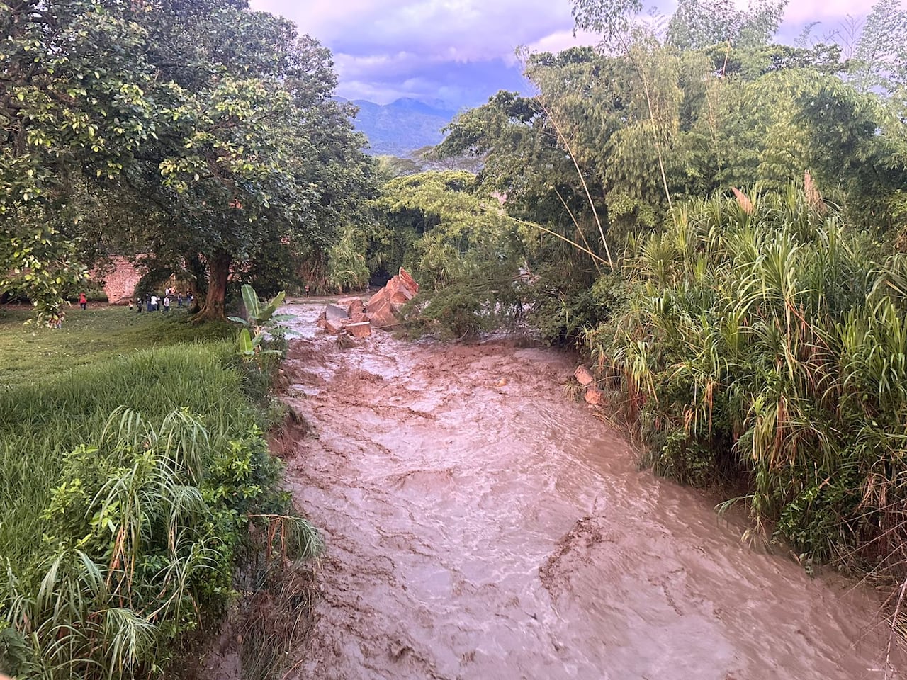 Autoridades y organismos de socorro inspeccionan la zona afectada mientras evalúan alternativas para restablecer la movilidad tras la caída del emblemático puente en Miranda.