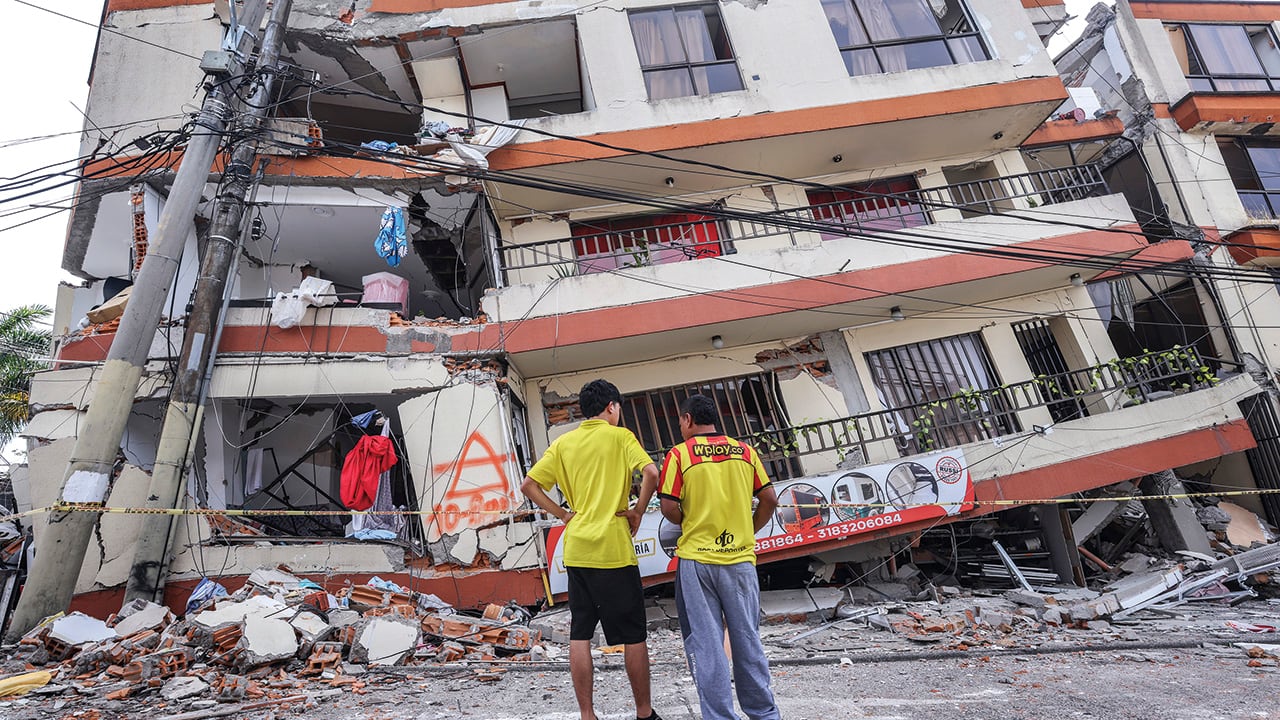 La UNGRD calcula que 127 edificios colapsaron y se dañaron 76.500 viviendas, 2.136 escuelas, 236 centros de salud, 71 acueductos, 250 vías y 5 aeropuertos.