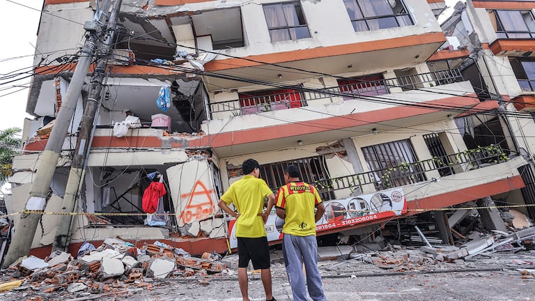 La UNGRD calcula que 127 edificios colapsaron y se dañaron 76.500 viviendas, 2.136 escuelas, 236 centros de salud, 71 acueductos, 250 vías y 5 aeropuertos.