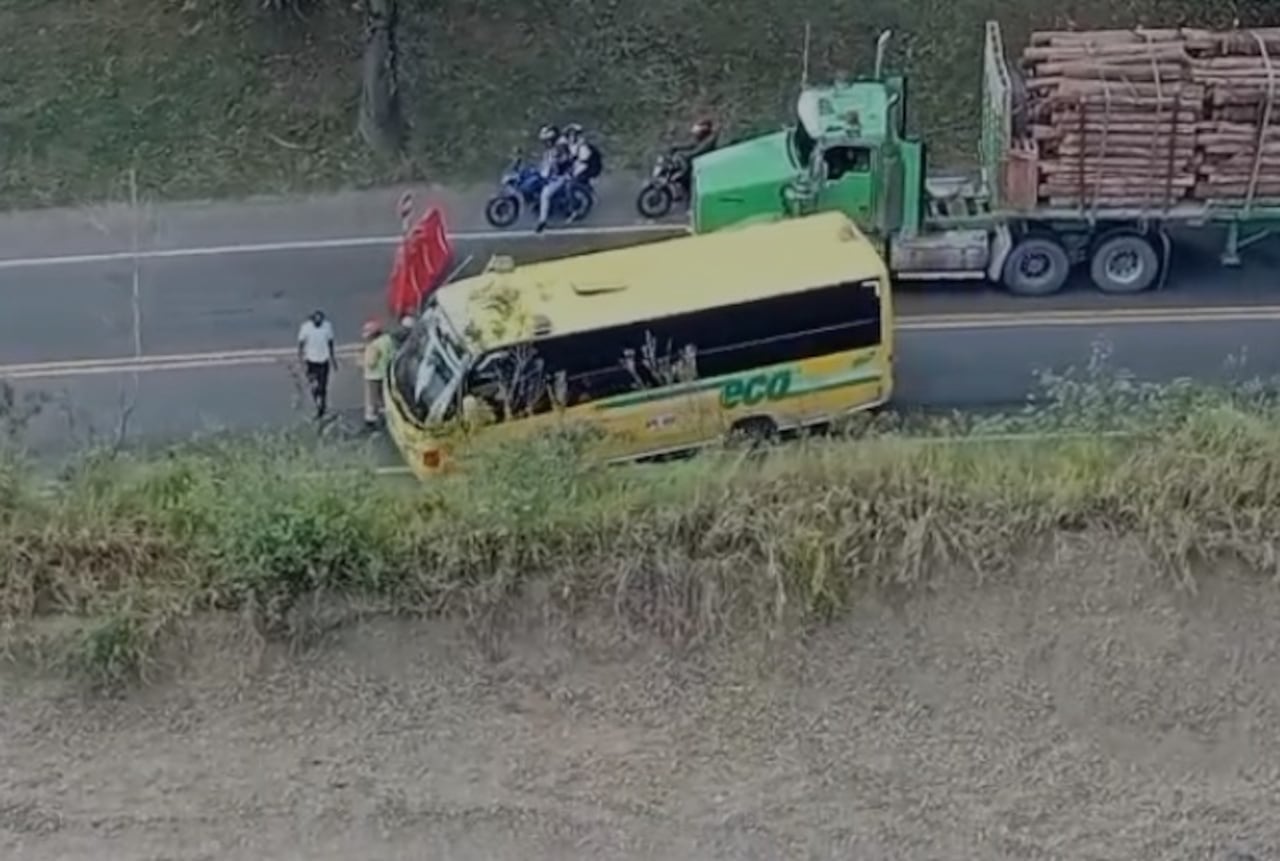 El conductor de la buseta no hizo a la señal de alto del paletero, continuando la marcha, poniendo en riesgo la vida de este trabajador.