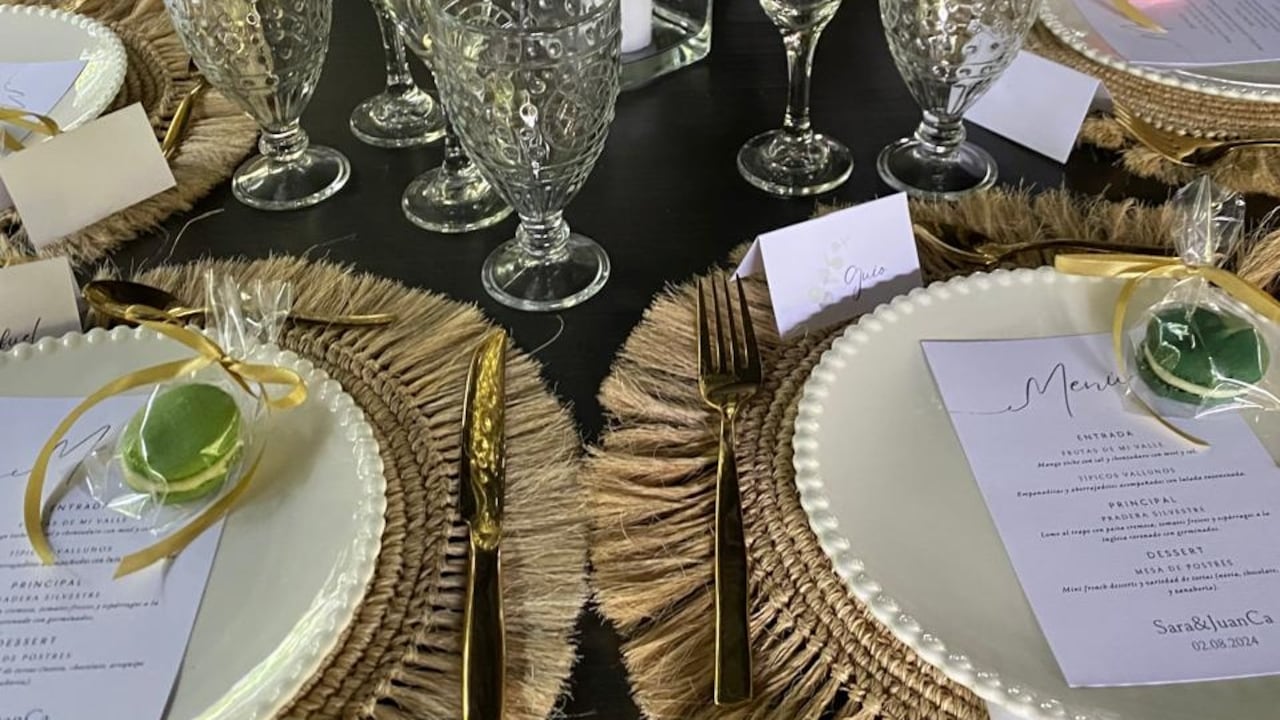 Entre los temas que se debe evitar tocar en la mesa están: política, religión, dinero, salud o hacer críticas a la comida y al evento.