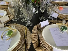 Entre los temas que se debe evitar tocar en la mesa están: política, religión, dinero, salud o hacer críticas a la comida y al evento.