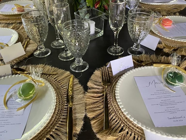 Entre los temas que se debe evitar tocar en la mesa están: política, religión, dinero, salud o hacer críticas a la comida y al evento.