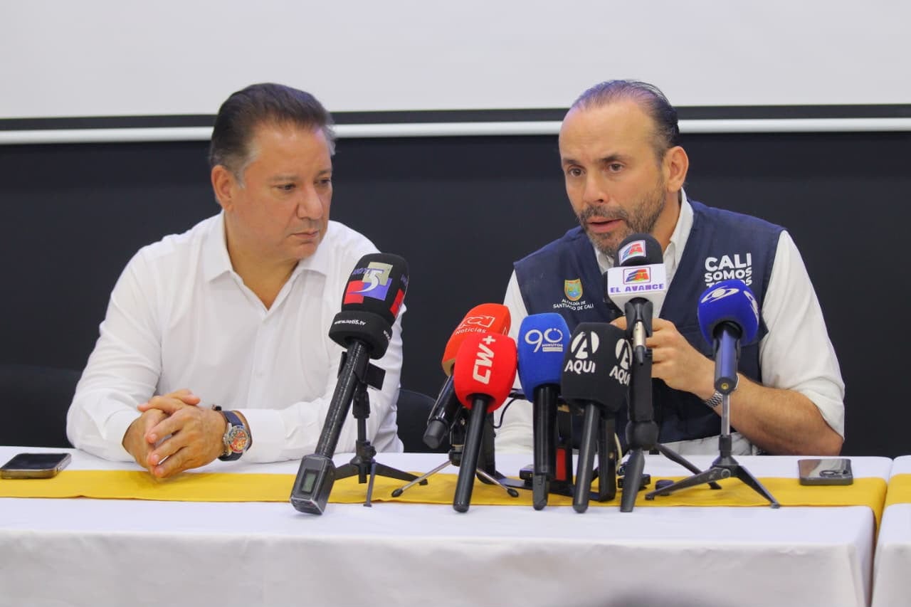 El gerente del Fondo Milagro, Juan Manuel Muñoz, y el alcalde de Cali, Alejandro Eder.