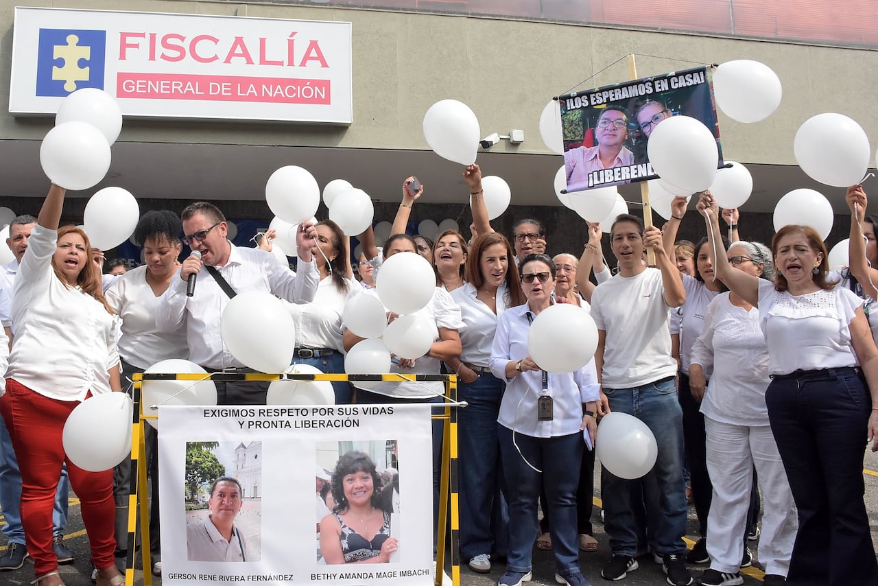 Funcionarios de la Fiscalía General realizan un plantón, para exigir la pronta liberación de los 2 investigadores y la pareja sentimental de uno de ellos, secuestrados en Santander de Quilichao por la columna Dagoberto Ramos de las disidencias de las FARC el pasado 19 de Abril.