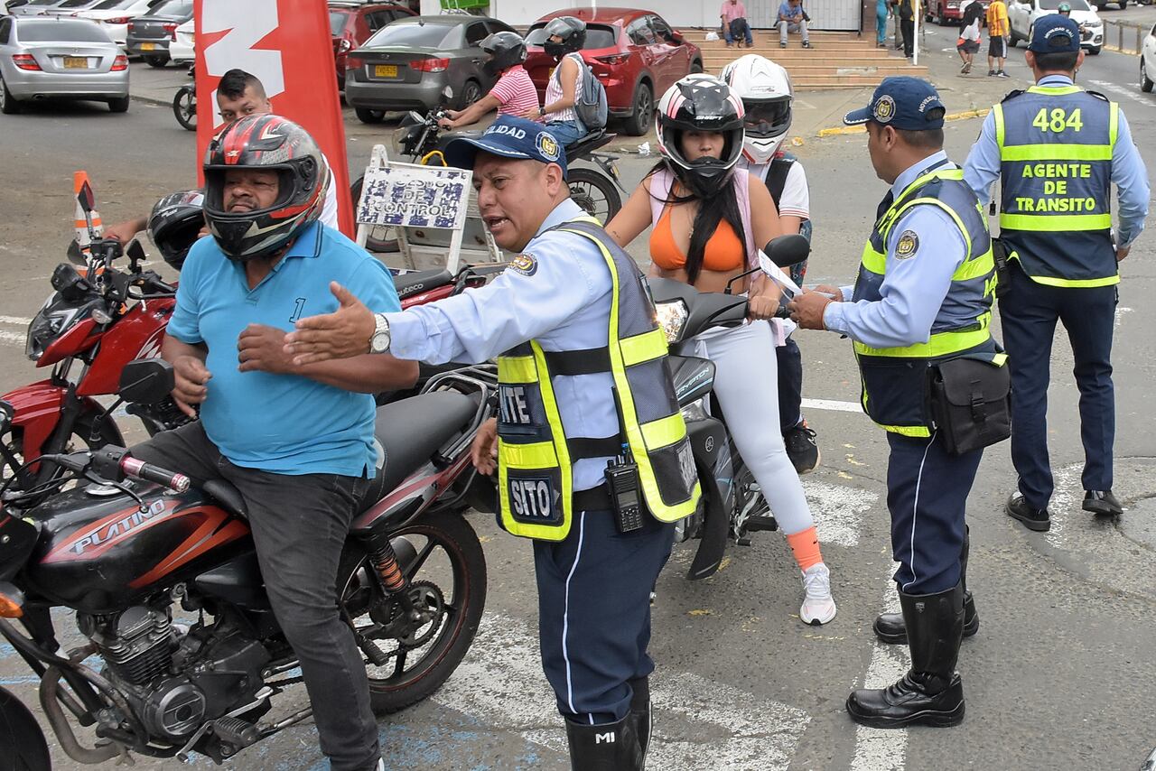 En la Portada al Mar, La Secretaría de Movilidad de Cali adelantó una campaña de conciencia en la seguridad vial, dirigida a los motociclistas, ya que son los Actores que más accidentes provocan en las vías.