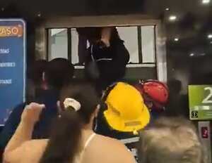 Las personas fueron sacadas una a una del ascensor, debido a la posición compleja en la que quedó paralizado.