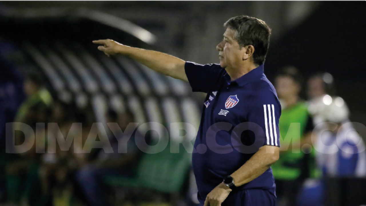 El 'Bolillo' Gómez dando instrucciones en la línea