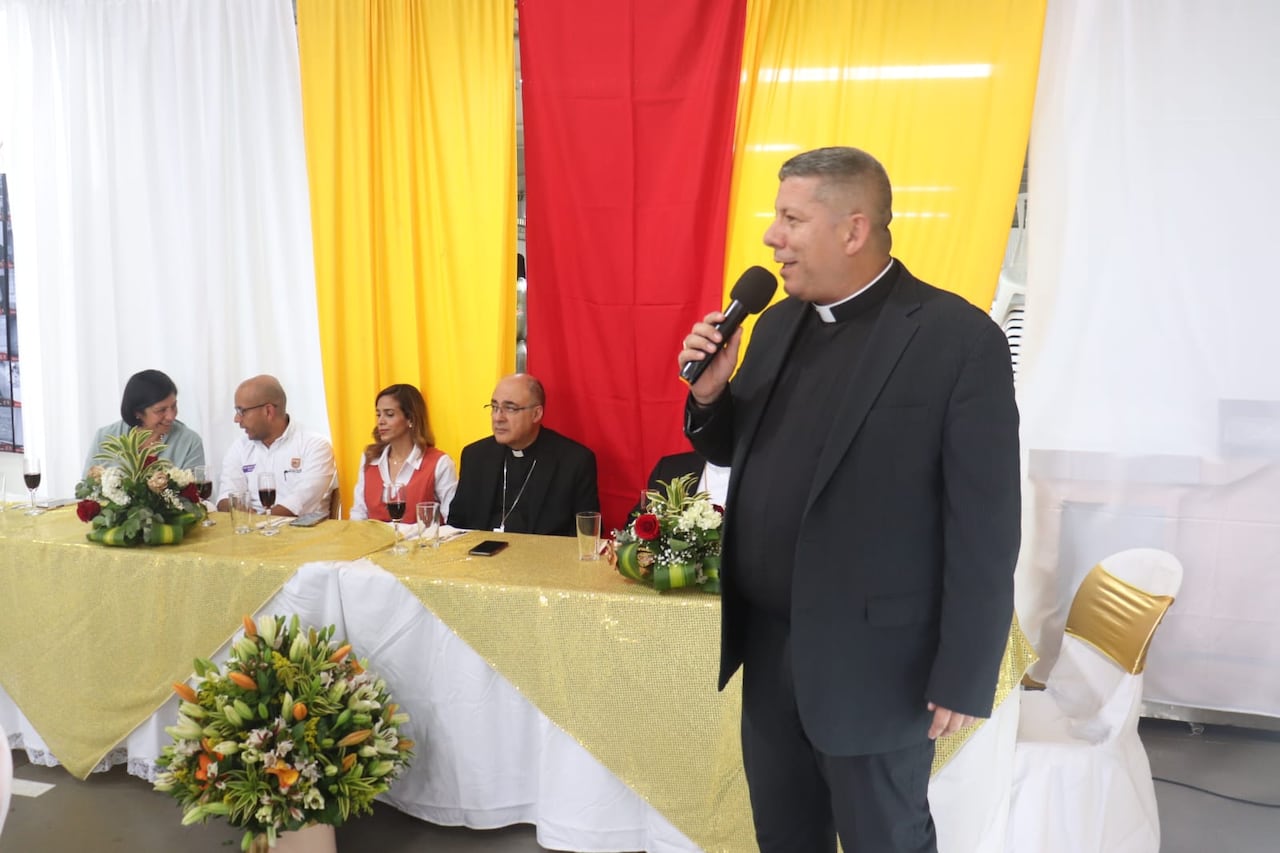 Almuerzo para celebrar los 25 años del Banco de Alimentos de Cali. El evento contó con la presencia del arzobispo de Cali Luis Fernando Rodríguez Velasco, el director del banco Joaquín Alberto Gómez el obispo de Buenaventura monseñor Rubén Darío Jaramillo así como de empresarios, beneficiarios y donantes de la institución . Fotos Bernardo Peña