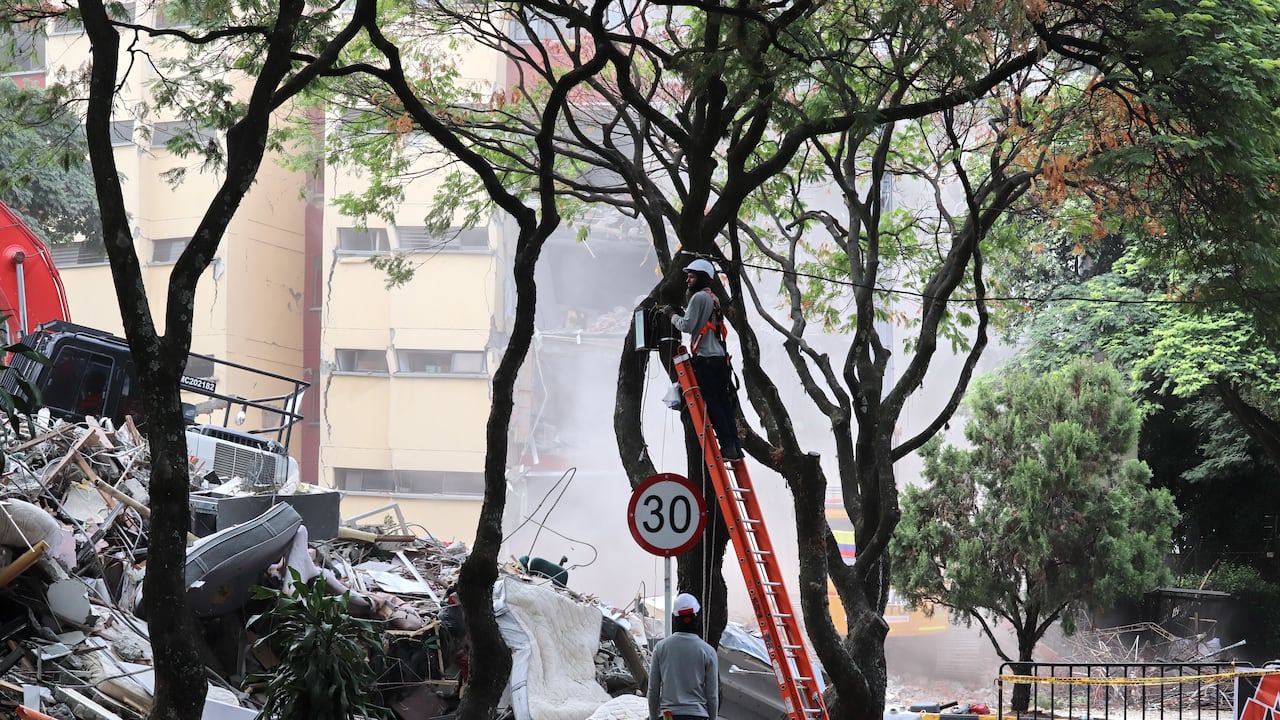 Demoliciones de los edificios Guadalupe y Molino Rojo en el sur de Cali.