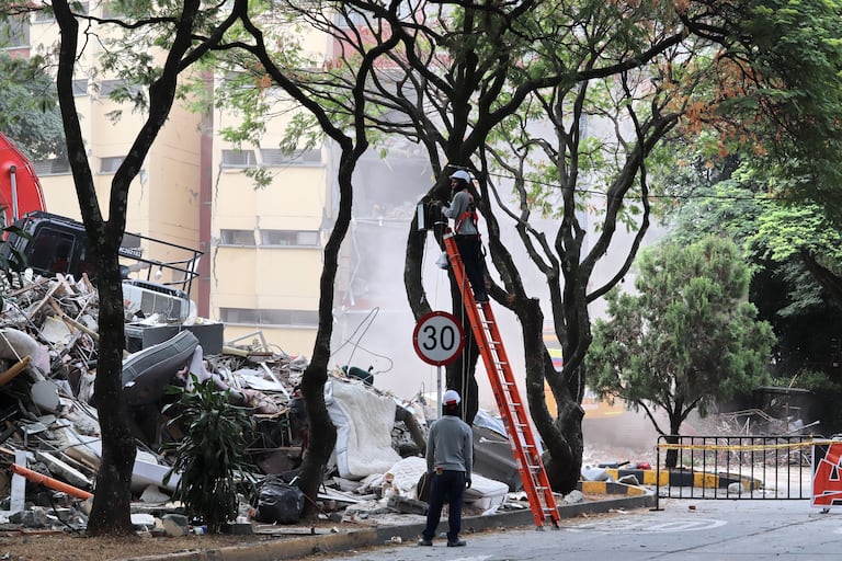 Demoliciones de los edificios Guadalupe y Molino Rojo en el sur de Cali.