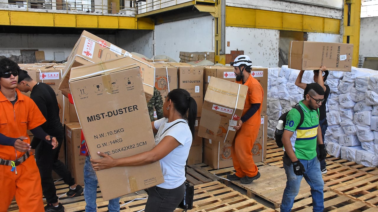 Entrega Ayudas humanitarias por parte del Embajador de China a Gobernadora del Valle.