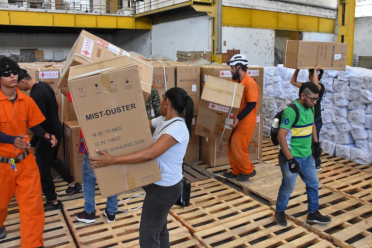 Entrega Ayudas humanitarias por parte del Embajador de China a Gobernadora del Valle.