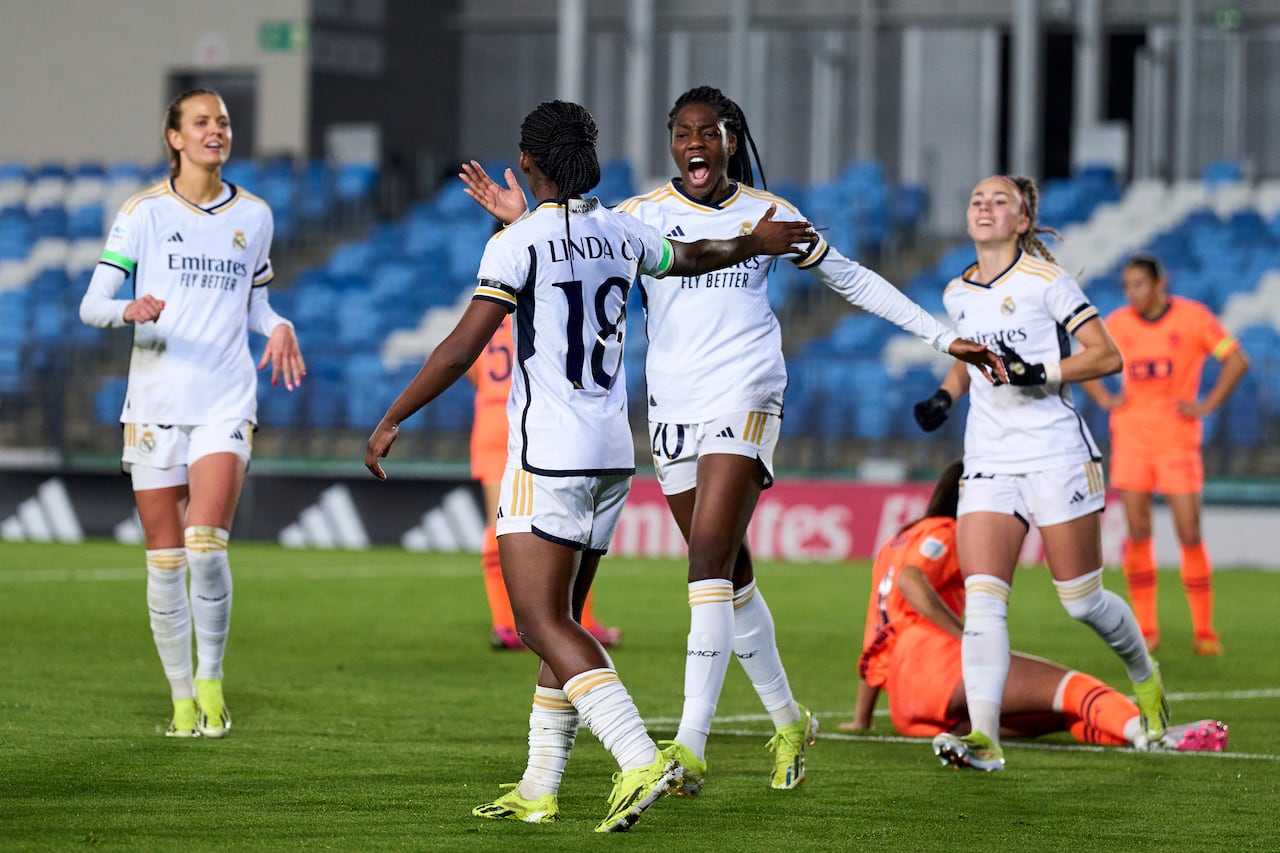 MADRID, ESPAÑA - 3 DE FEBRERO: Linda Caicedo del Real Madrid celebra tras marcar el primer gol de su equipo con su compañera Naomie Feller durante el partido de Liga F entre el Real Madrid y Valencia CF Feminas en el Estadio Alfredo Di Stefano el 3 de febrero de 2024 en Madrid, España. (Foto de Diego Souto/Getty Images)