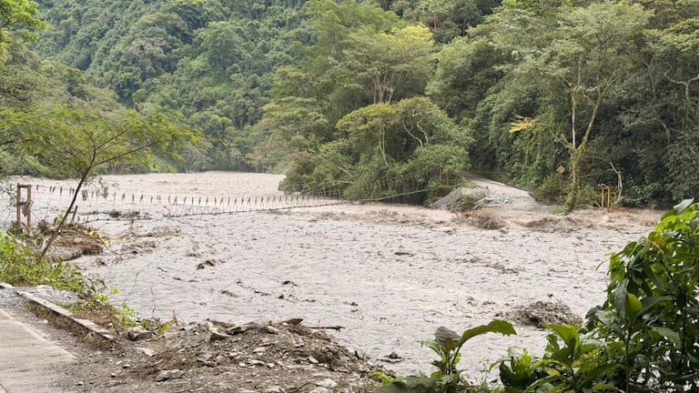 Puente El Ocal que fue derribado por las fuertes lluvias en el departamento de Cundinamarca.