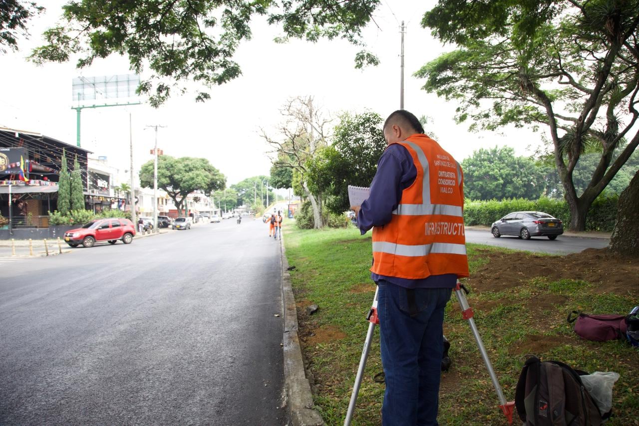 Aunque la pavimentación ya fue realizada, la obra continúa con labores de nivelación de cámaras y sumideros.
