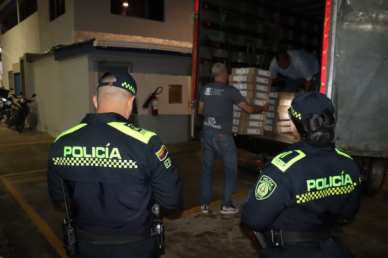 Policía acompañó la llegada del material electoral en los puestos de votación en Cali.