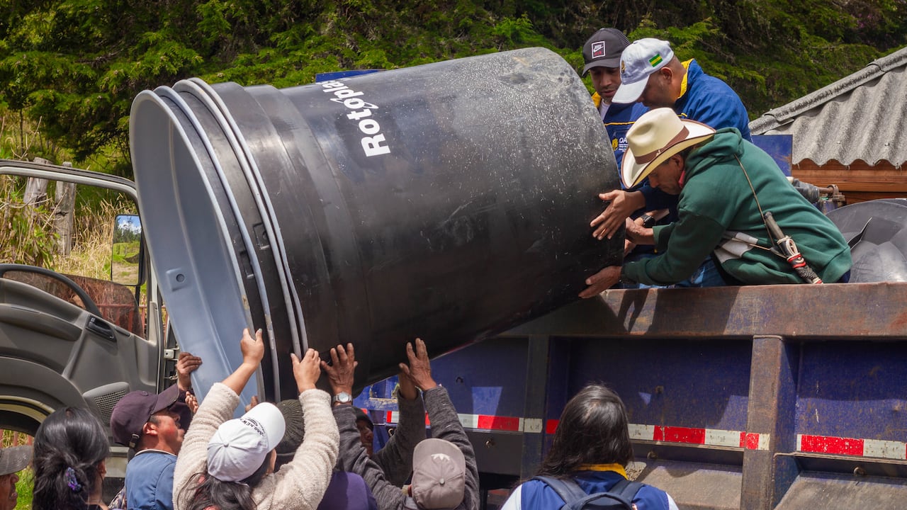 Tanques para almacenamiento de agua potable, rollos de manguera y láminas de zinc fueron los elementos entregados por la Gobernación del Cauca para mitigar los efectos de la ceniza volcánica en las fuentes hídricas y viviendas de las comunidades indígenas de Coconuco.