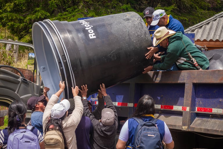 Tanques para almacenamiento de agua potable, rollos de manguera y láminas de zinc fueron los elementos entregados por la Gobernación del Cauca para mitigar los efectos de la ceniza volcánica en las fuentes hídricas y viviendas de las comunidades indígenas de Coconuco.