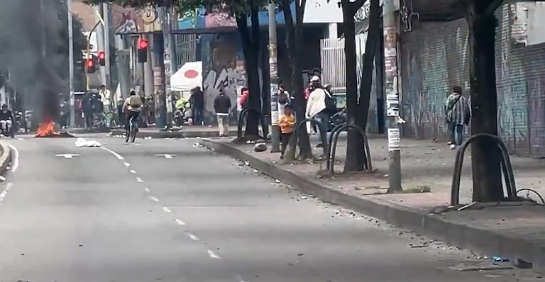 Manifestantes se ubican en la intersección de la Av. Caracas con Av. Primero de Mayo.