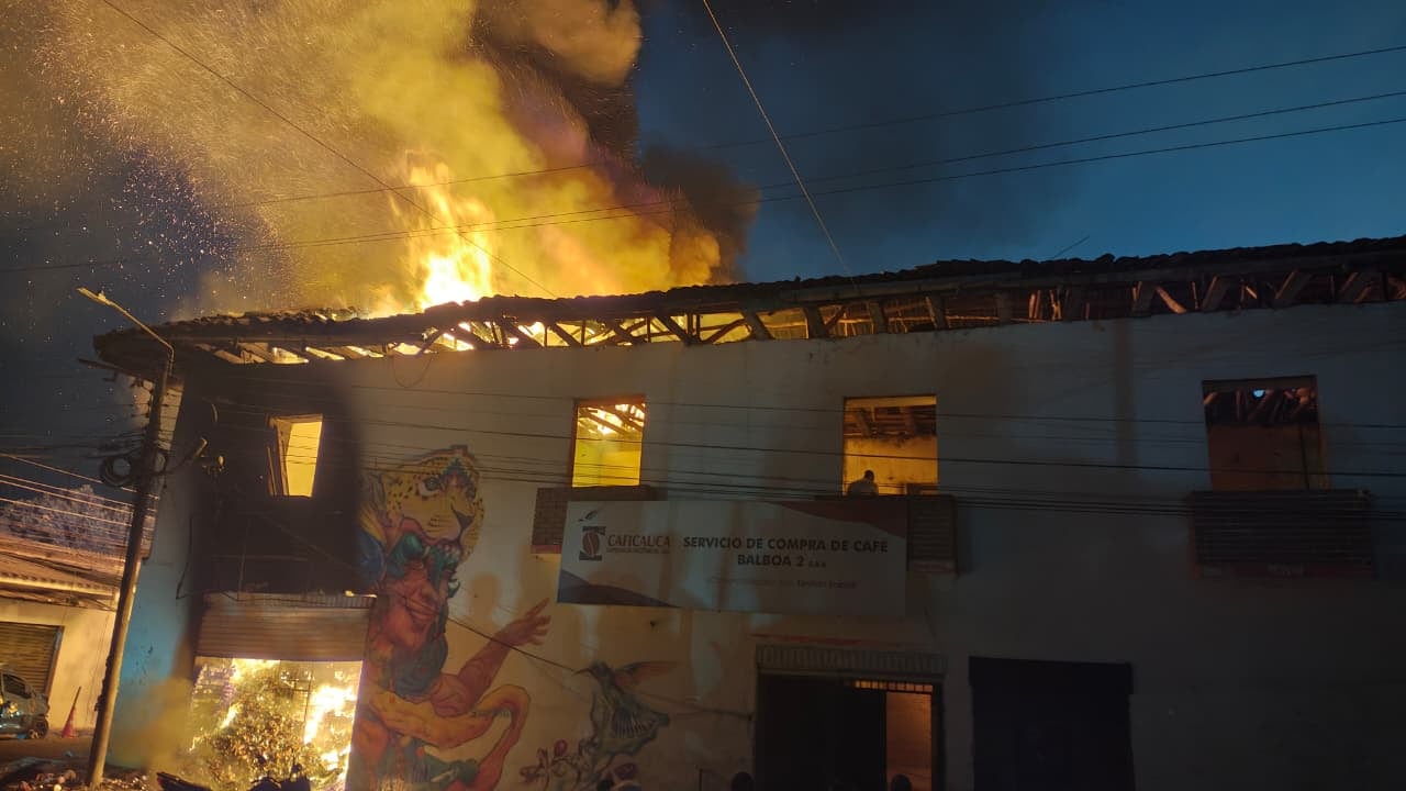 Las comunidades de Balboa ayudan a las autoridades y organismos de socorro para contrarrestar el incendio estructural que se formó tras la fuerte explosión.