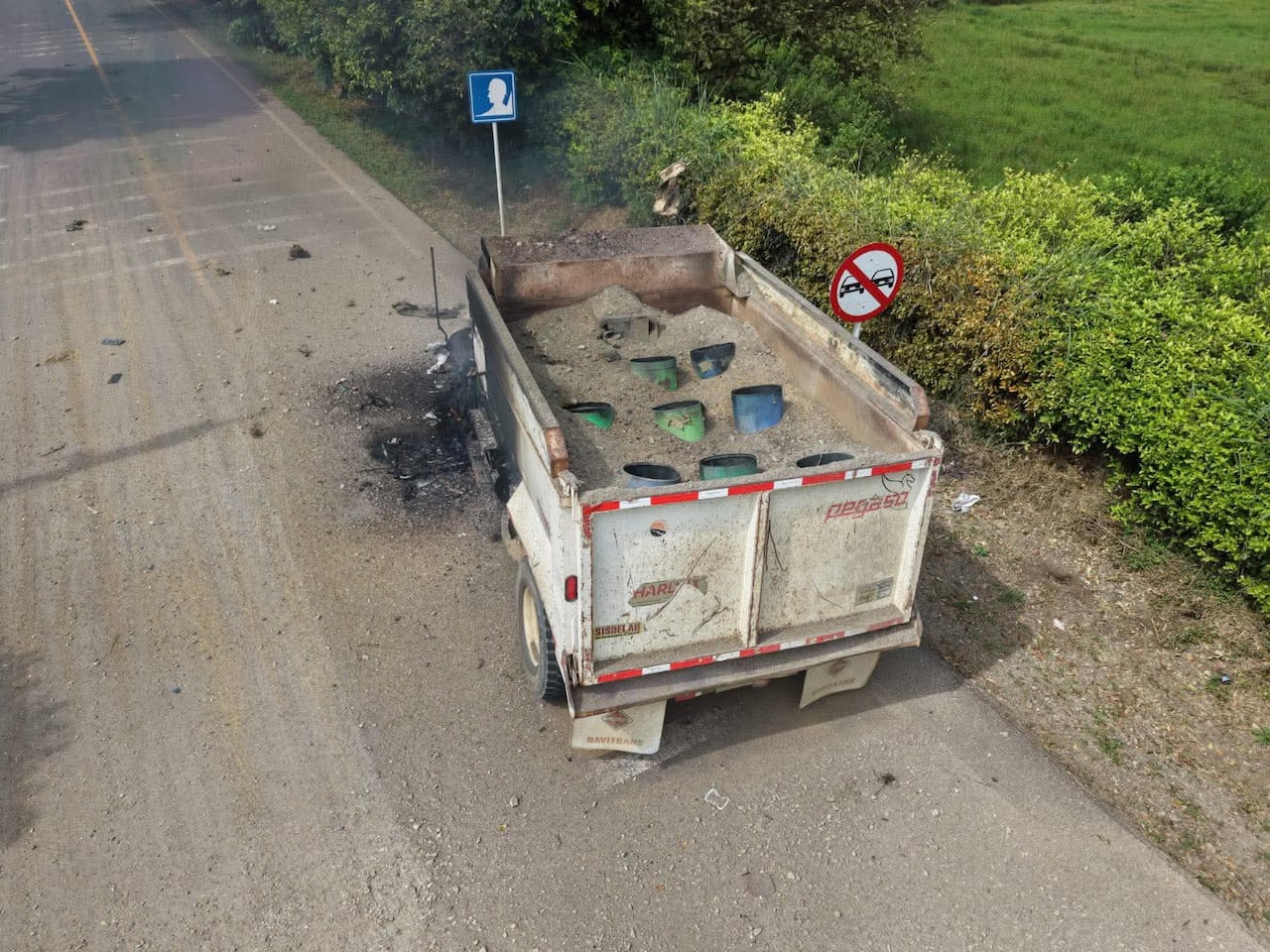 Esta es la volqueta que usaron los disidentes de las Farc para atacar al Ejército en la zona rural de Caloto, Cauca. El vehículo fue acondicionado para lanzar cilindros cargados con explosivos.